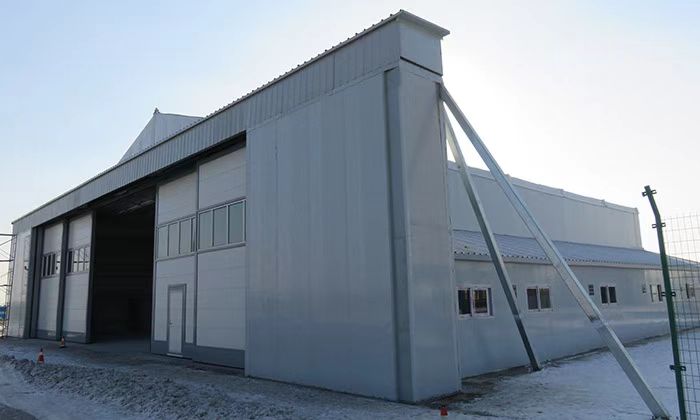 Exterior view of a 20x25m FlexHeliWarehouse with aluminum frame, showcasing durability and modern design in a German industrial setting.