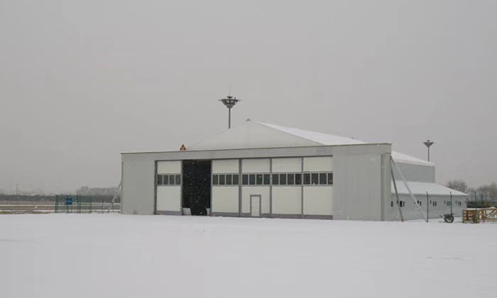 AluFrameTech’s FlexHeliWarehouse exterior, a portable 20x25m aluminum structure ideal for logistics and temporary industrial storage.